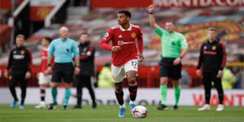 战术分析：中场失衡与锋线挑战 -  尊龙娱乐